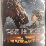 戦場を生き抜こうとする青年と一頭の馬の感動のアクションドラマ